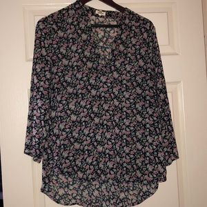 Super cute vneck blouse